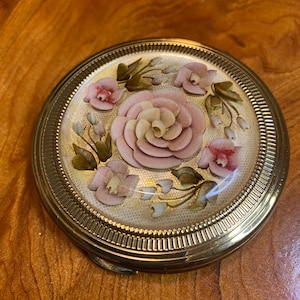 Lucite KIGU Powder Compact Reverse Carved Flower Goldtone 50’s-60’s