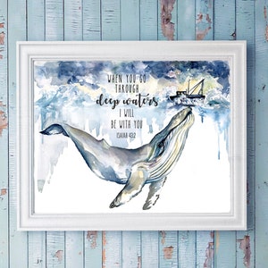 Puede incluir: Una pintura de acuarela de una ballena que sale del agua con un barco en el fondo. La pintura tiene una cita de Isa&iacute;as 43:2, "Cuando pases por aguas profundas, estar&eacute; contigo."