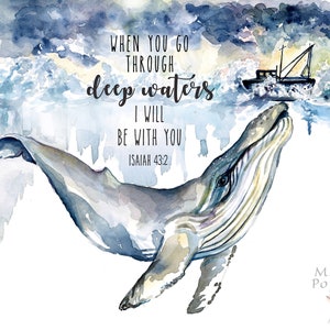 Puede incluir: Una pintura de acuarela de una ballena que sale a la superficie del agua con un peque&ntilde;o barco en el fondo. La pintura tiene una gama de colores azules, grises y blancos. El texto "WHEN YOU GO THROUGH deep waters I WILL BE WITH YOU ISAIAH 43:2" est&aacute; escrito en letras negras en la parte superior de la pintura.