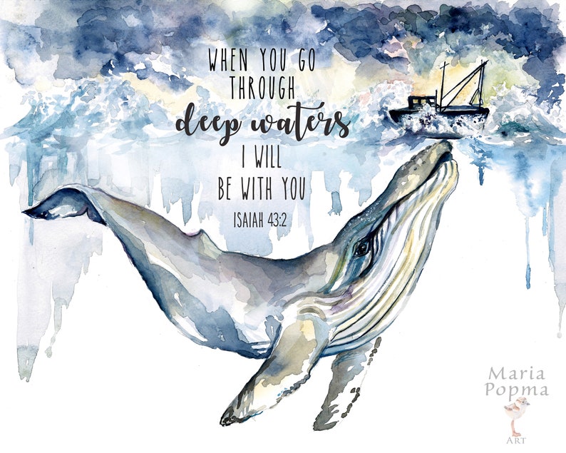 Puede incluir: Una pintura de acuarela de una ballena que sale a la superficie del agua con un peque&ntilde;o barco en el fondo. La pintura tiene una gama de colores azules, grises y blancos. El texto "WHEN YOU GO THROUGH deep waters I WILL BE WITH YOU ISAIAH 43:2" est&aacute; escrito en letras negras en la parte superior de la pintura.