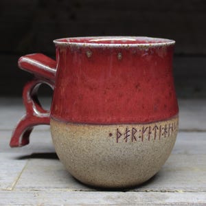 Tazza vichinga con vere iscrizioni runiche su Thor, Odino e gli dei vichinghi. Tazza in ceramica da 14 oz/400 ml realizzata a mano su ordinazione e ispirata alla storia svedese.