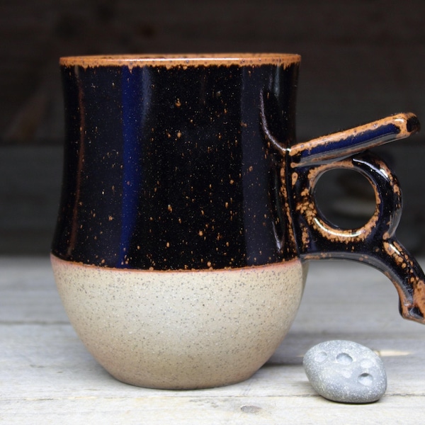 Grande tazza vichinga con iscrizioni runiche su rune e magia tratte dall'archeologia. Tazza in ceramica in stile norvegese, realizzata a mano su ordinazione, da 500 ml.