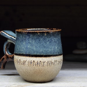 Caneca viking + inscrições rúnicas reais sobre Thor, Odin e deuses vikings. Caneca de cerâmica sueca de 300 ml de altura, feita à mão. Feita sob encomenda.