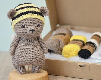 DIY Häkelset • Bruno der Bienenbär von Sameko Design • Amigurumi Häkelanleitung Teddybär • Geschenk zur Geburt