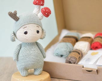DIY Häkelset Fungo, der Waldgnom • Sameko Design Amigurumi Häkelanleitung Deutsch • Häkeltier zum Selbermachen • gehäkelter Glücksbringer