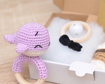 DIY Häkelset • rosa • Owen der Rasselwal von Sameko Design • Amigurumi Häkelanleitung Wal • Geschenk zur Geburt