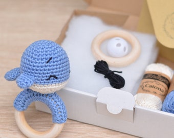 DIY Häkelset • blau • Owen der Rasselwal von Sameko Design • Amigurumi Häkelanleitung Wal • Geschenk zur Geburt