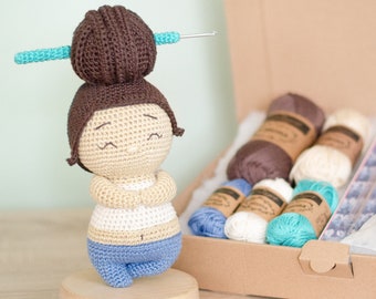 DIY Häkelset Yolea, das Yogamädchen • Sameko Design Amigurumi Häkelanleitung Deutsch • Puppe häkeln •  Häkelset mit Wolle & Zubehör