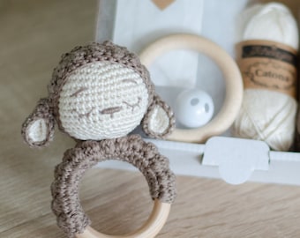 DIY Häkelset • Lola das Rasselschaf von Sameko Design • Amigurumi Häkelanleitung Schaf • Geschenk zur Geburt