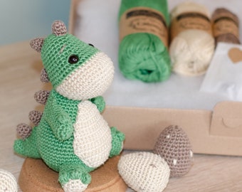 DIY Häkelset • Nauro der Dinosaurier von Sameko Design • Amigurumi Häkelanleitung Dinosaurier • Wolle und Zubehör • Dino häkeln • Geschenk
