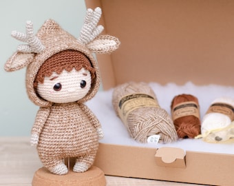 DIY Häkelset • Renly der Hirschjunge von Sameko Design • Amigurumi Häkelanleitung Hirsch Junge • Wolle und Zubehör • Puppe häkeln • Geschenk