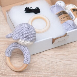 DIY Häkelset • grau • Owen der Rasselwal von Sameko Design • Amigurumi Häkelanleitung Wal • Geschenk für Baby
