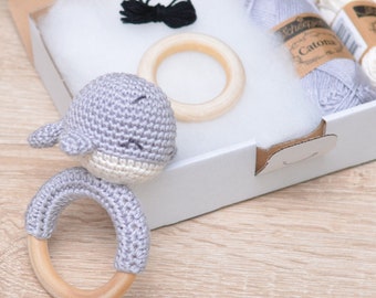 DIY Häkelset • grau • Owen der Rasselwal von Sameko Design • Amigurumi Häkelanleitung Wal • Geschenk für Baby