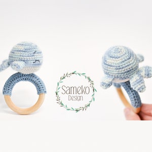Grzechotnik Owen • Pierścień do chwytania ze wzorem szydełkowym amigurumi firmy Sameko Design • Pobierz plik PDF w języku niemieckim • Dziecko wieloryba na szydełku • Prezent z okazji narodzin