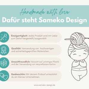 Puede incluir: Un gr&aacute;fico en color verde azulado claro y crema con el texto "Handmade with love" y "Daf&uuml;r steht Sameko Design". La imagen incluye una caricatura de una persona con pelo de hilo y un ganchillo, junto con texto sobre la calidad y la sostenibilidad del producto.