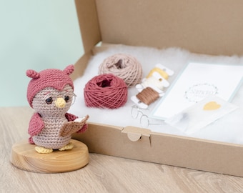 Conjunto de crochet DIY • Edna la lechuza lectora de Sameko Design • Patrón de crochet Amigurumi • Regalo para ratón de biblioteca/regreso a clases