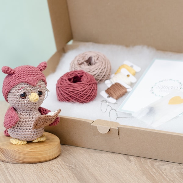 DIY Häkelset • Edna die Lese-Eule von Sameko Design  • Amigurumi Häkelanleitung • Geschenk für Bücherwurm/ Schulanfang