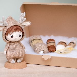 Conjunto de crochê DIY • Renly, o menino cervo da Sameko Design • Menino cervo com padrão de crochê amigurumi • Lã e acessórios • Boneca de crochê • Presente