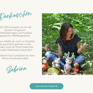 Puede incluir: Una mujer sentada en un bosque rodeada de figuras amigurumi de ganchillo hechas a mano. Las figuras incluyen una criatura con forma de &aacute;rbol, un hongo y otros personajes caprichosos. La imagen tambi&eacute;n incluye texto en alem&aacute;n.