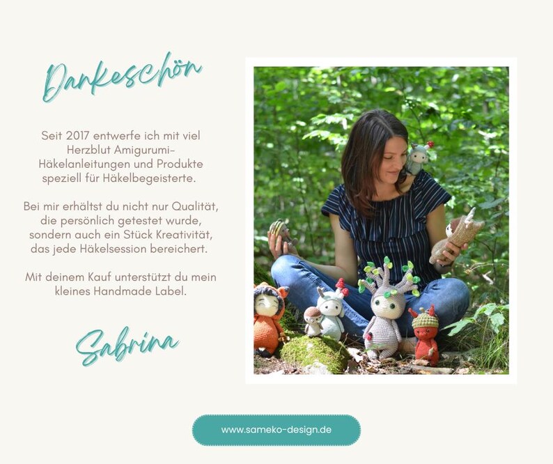 Puede incluir: Una mujer sentada en un bosque rodeada de figuras amigurumi de ganchillo hechas a mano. Las figuras incluyen una criatura con forma de &aacute;rbol, un hongo y otros personajes caprichosos. La imagen tambi&eacute;n incluye texto en alem&aacute;n.