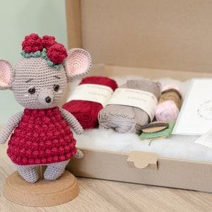 DIY crochet kit • Hilde the raspberry mouse by Sameko Design • Crochet pattern raspberry German beginner fruit mouse • Gift for kindergarten