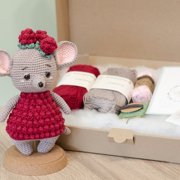 Set de crochet DIY • Hilde la souris framboise par Sameko Design • Patron au crochet framboise souris fruitée allemande débutant • Cadeau pour la maternelle