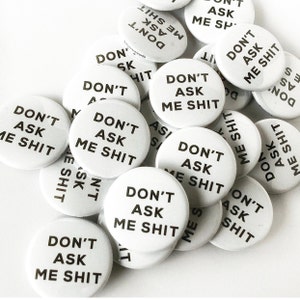 Lustige Button Pin - Don't Ask Me Sh*t Pin - 1,5 Zoll Button Pin - Mitarbeiter Geschenk - Lehrer Geschenk - Mitarbeiter & Chef Geschenk - Geschenk für Eltern