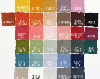 Puede incluir: Una colección de muestras de tela en varios colores, incluyendo amarillo mostaza, naranja rojo, rosa polvoriento y azul marino. Cada muestra está etiquetada con su nombre de color en texto blanco. Las muestras están dispuestas sobre un fondo blanco.