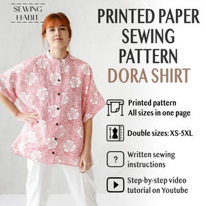 Könnte beinhalten: Eine Frau trägt ein rot-weißes Hemd mit Blumenmuster. Das Bild zeigt den Text "PRINTED PAPER SEWING PATTERN DORA SHIRT" und "SEWING HABIT". Das Schnittmuster enthält Doppelgrößen XS-5XL und schriftliche Nähanleitungen.