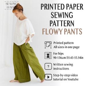 Puede incluir: Una mujer con una blusa blanca y pantalones holgados verde oliva. La imagen incluye el texto "PRINTED PAPER SEWING PATTERN FLOWY PANTS". El patrón es para caderas de 90-136cm e incluye instrucciones de costura escritas y un tutorial en vídeo.