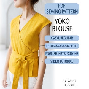 Könnte beinhalten: Eine senfgelbe Wickelbluse mit kurzen Ärmeln und Taillenband. Der Text auf dem Bild lautet: PDF SEWING PATTERN, YOKO BLOUSE, XS-5XL REGULAR, LETTER-A4-A0-A3-TABLOID, ENGLISH INSTRUCTIONS, VIDEO TUTORIAL und SEWING HABIT.