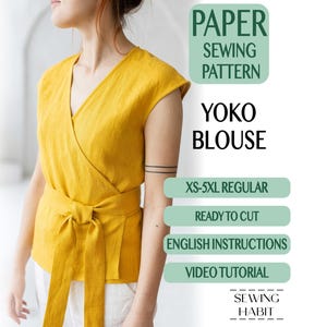 Może przedstawiać: Musztardowa bluzka kopertowa z krótkimi rękawami i wiązaniem w talii. Tekst na obrazku brzmi: PAPER SEWING PATTERN, YOKO BLOUSE, XS-5XL REGULAR, READY TO CUT, ENGLISH INSTRUCTIONS, VIDEO TUTORIAL, SEWING HABIT.