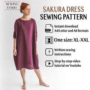 Puede incluir: Una mujer con un vestido Sakura burdeos. La imagen anuncia un patrón de costura para el vestido, disponible para descarga instantánea en formatos A4/Carta y A0. El patrón es talla única: XL-XXL. Incluye instrucciones de costura escritas y un tutorial en vídeo de YouTube.