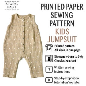 Può includere: Un modello di cucito per tuta per bambini a pois bianchi e beige. La tuta senza maniche ha una chiusura con bottoni sul davanti e una piccola tasca. Il testo dice "Printed Paper Sewing Pattern Kids Jumpsuit". Taglie: neonato a 5-6 anni.