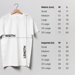 K&ouml;nnte beinhalten: Wei&szlig;es T-Shirt auf einem Kleiderb&uuml;gel mit Gr&ouml;&szlig;enangaben in Zentimetern und Zoll. Die Ma&szlig;e gelten f&uuml;r Breite und L&auml;nge. Klein: 46 cm breit, 71 cm lang. Mittel: 51 cm breit, 74 cm lang. Gro&szlig;: 56 cm breit, 76 cm lang. XL: 61 cm breit, 79 cm lang. 2XL: 66 cm breit, 81 cm lang. 3XL: 71 cm breit, 84 cm lang.