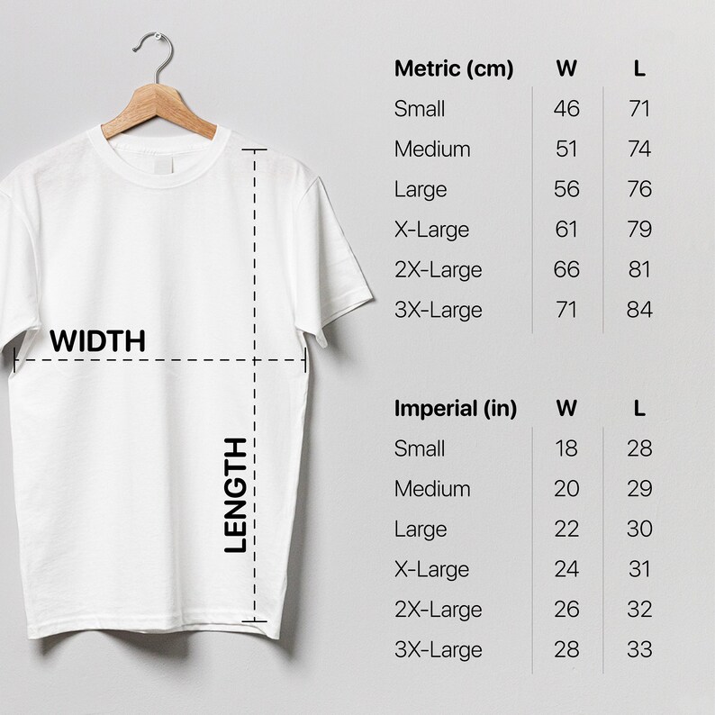 K&ouml;nnte beinhalten: Wei&szlig;es T-Shirt auf einem Kleiderb&uuml;gel mit Gr&ouml;&szlig;enangaben in Zentimetern und Zoll. Die Ma&szlig;e gelten f&uuml;r Breite und L&auml;nge. Klein: 46 cm breit, 71 cm lang. Mittel: 51 cm breit, 74 cm lang. Gro&szlig;: 56 cm breit, 76 cm lang. XL: 61 cm breit, 79 cm lang. 2XL: 66 cm breit, 81 cm lang. 3XL: 71 cm breit, 84 cm lang.