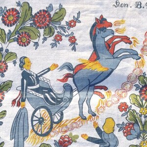 Peut inclure: Une tenture murale textile vintage avec une scène pastorale. Le motif présente une calèche tirée par des chevaux, des personnages et des bordures florales en rouge, bleu et vert. Du texte est visible en haut. La tenture est montée sur des chevilles en bois.