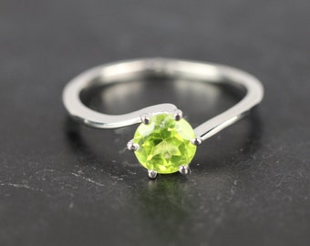 Round peridot split shank ring,green peridot ring,peridot silver ring