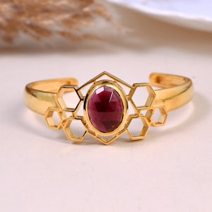 Rosenskuren granat silvermanschettarmband, förgylld bikupedesign