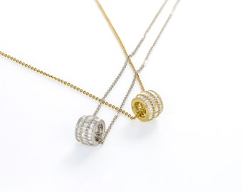 Collar con colgante de donut en oro de 18 quilates y halo de diamantes talla baguette de 0,51 ct.