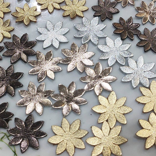 Forme de fleur, fleur en cuir, 25 paires (50 pièces), 2 tailles, 20 mm. & 25 mm., Couleurs métalliques, Cuir véritable, Fleur découpée, Projets de bricolage.