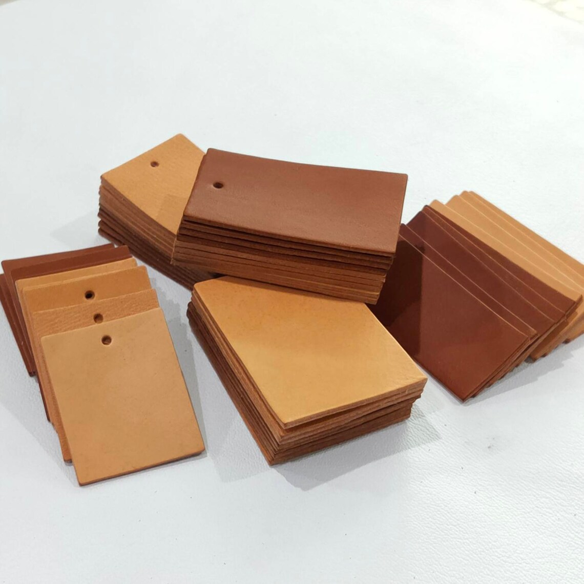 Belle Vous 100 Stück Holz Anhänger 3,7x6,8cm - Natur Holzplättchen Mit Schnur Zum Basteln