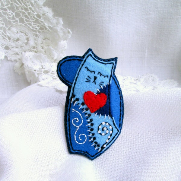 Happy Cat Felt Brooch. Christmas Gift. Valentine's Day Gift. Blue Cat Red Heart. Textile pin. Gift for Her. Animal Pin. Christmas brooch.