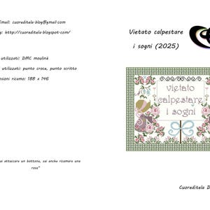 Può includere: Un disegno a punto croce con il testo "Vietato calpestare i sogni (2025)" in italiano, incorniciato da motivi floreali e nastri. Il disegno include le dimensioni 18,8 x 14,6 cm, e il testo "Se sai attaccare un bottone, sai anche ricamare una rosa."