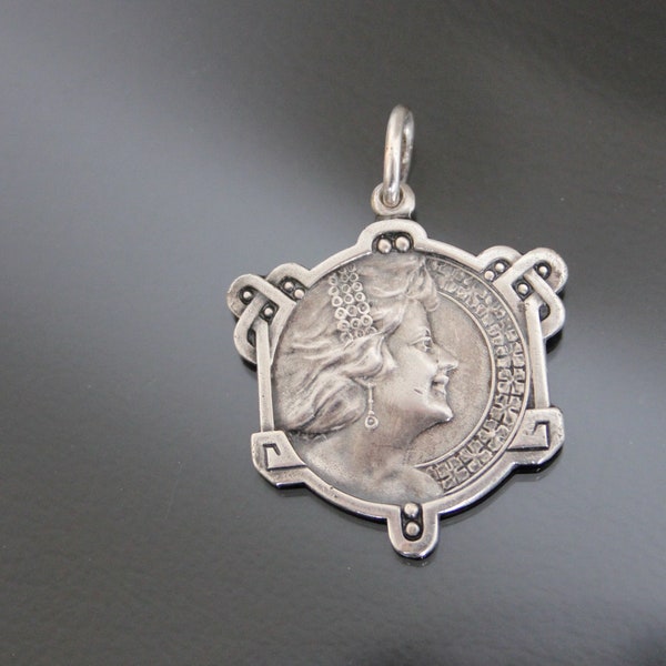 Pendentif charme Art nouveau. Argent 800. Portrait de jeune fille, dame. Bijoux Ancien Jugendstil Style Alphonse Mucha