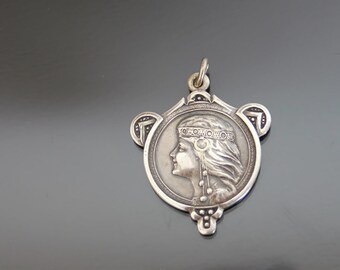 Colgante de encanto Art Nouveau. 800 Plata. Retrato de doncella, dama. Joyería Antiguo Estilo Jugendstil Alphonse Mucha