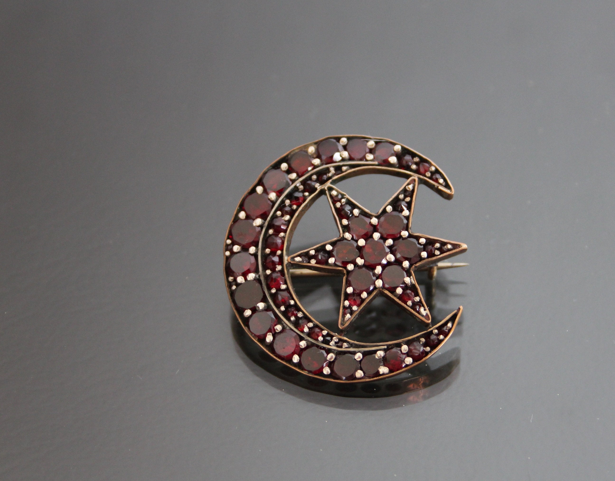 Broche Antique En Or Jaune - Forme Croissant De Lune Avec Grenat - Occasion