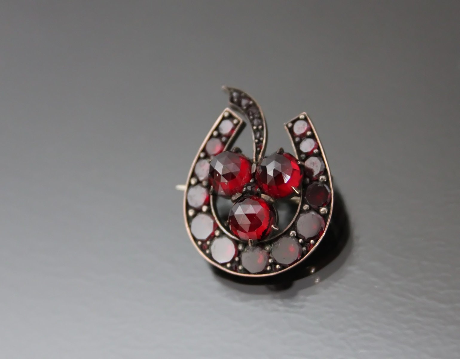 Belle Broche Victorienne Ancienne En Métal Argenté Avec Pierre Grenat - Bijou Ancien Floral