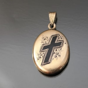 Victorian Mourning Black Enamel Cross Locket. Rolled Yellow Gold. Crucifix Antique Photo Pendant Taille d'Erpagne