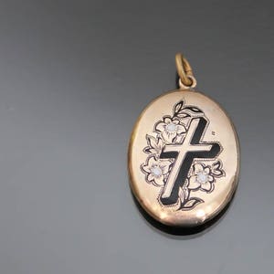 Victorian Mourning Black Enamel Cross Locket. Rolled Gold. Crucifix Antique Photo Pendant Taille d'Erpagne
